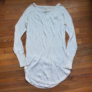 Between Me & You Long Sleeve‎ Cream Lightweight Tunic Top Curved Hem Size M NWT